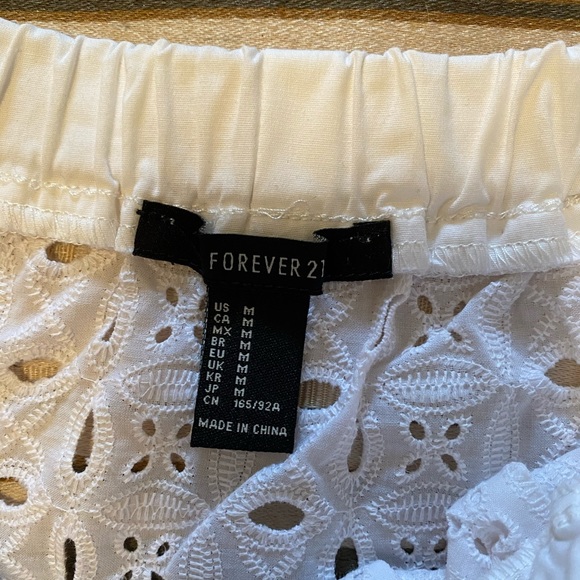 Forever 21 eyelet crop top M NWOT - Picture 2 of 3